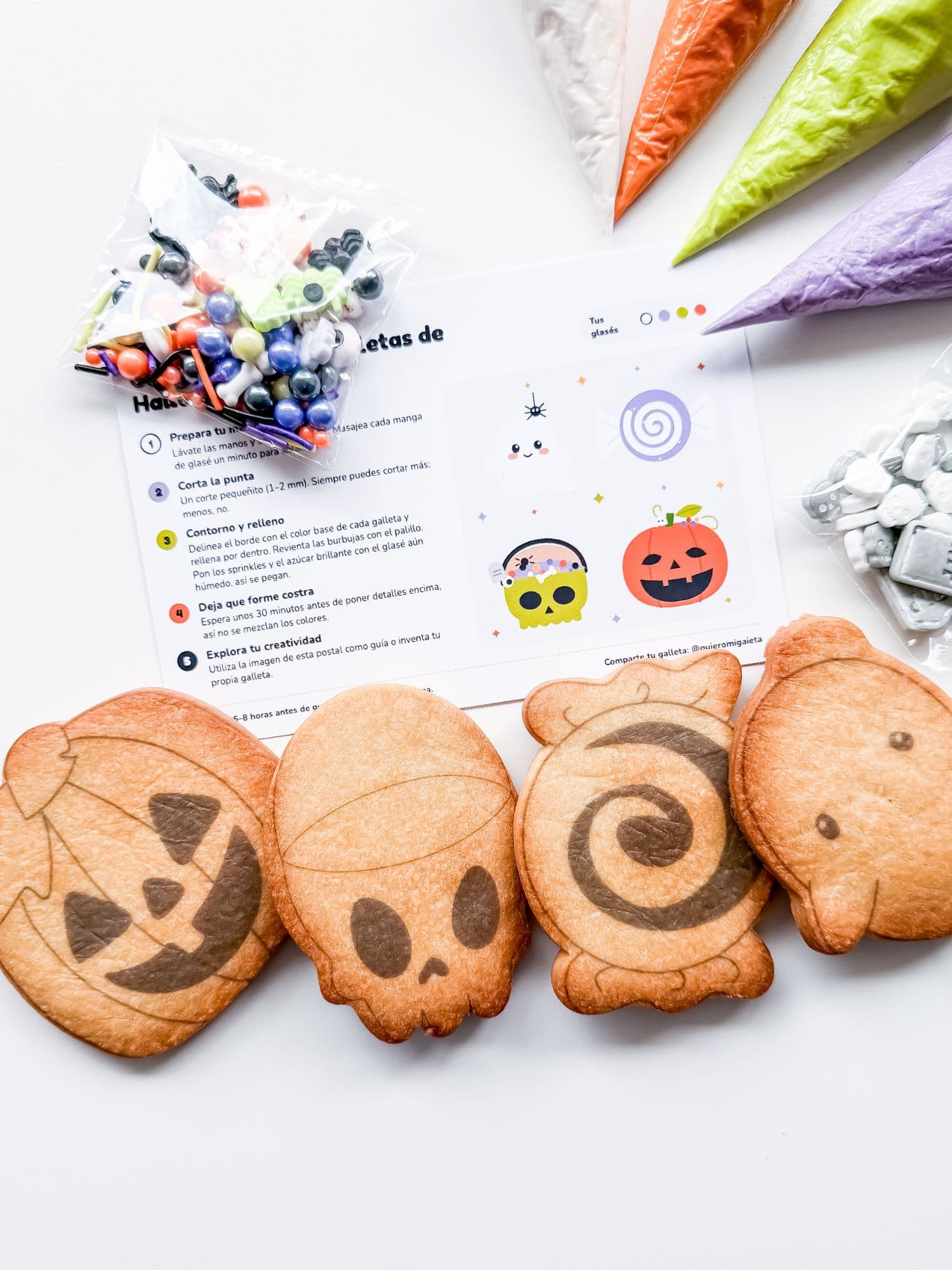 Set clásicos de Halloween: cuatro galletas grandes con guías de decoración, mangas de glasé, dos bolsitas de toppings y tarjeta de instrucciones